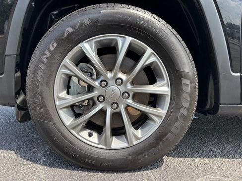 Used 2019 Jeep Cherokee Latitude Plus w/ Cold Weather Group AWD/4WD image 30