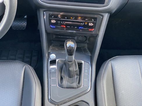 Used 2022 Volkswagen Tiguan SE w/ Panoramic Sunroof Package FWD image 8