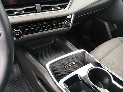 Used 2025 Chevrolet Equinox LT w/ Convenience Package II image 36