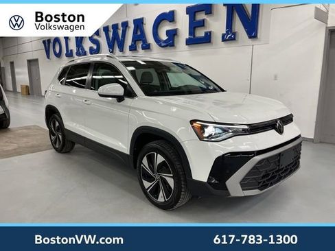 Certified 2025 Volkswagen Taos SE w/ Panoramic Sunroof Package image 5