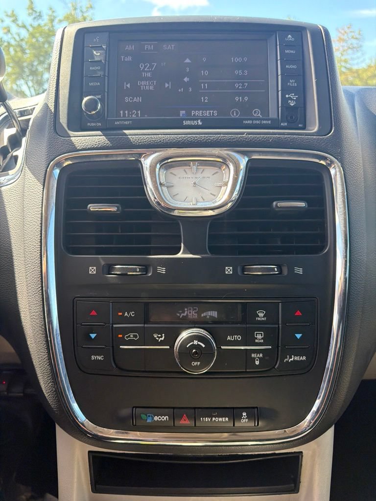 Used 2015 Chrysler Town & Country Touring FWD image 23