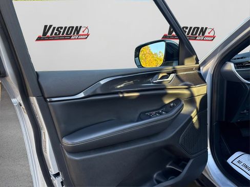 Used 2023 Jeep Grand Cherokee Altitude image 24