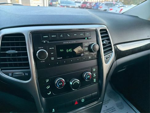 Used 2013 Jeep Grand Cherokee Laredo w/ Laredo E Group image 18