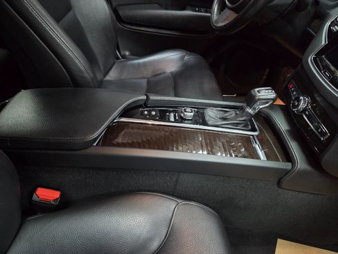 Used 2018 Volvo XC90 T6 Momentum w/ Convenience Package image 25