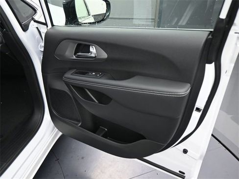 New 2026 Chrysler Pacifica Select image 34