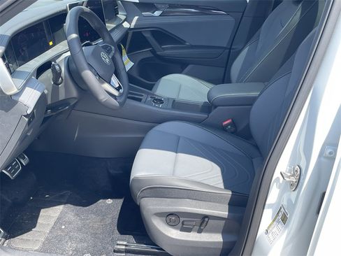 New 2025 Volkswagen Tiguan SE R-Line image 12