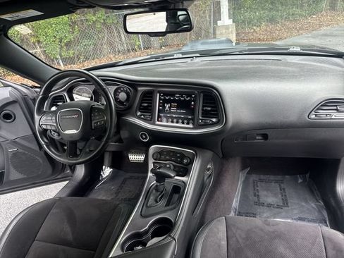 Used 2017 Dodge Challenger R/T Scat Pack RWD image 9
