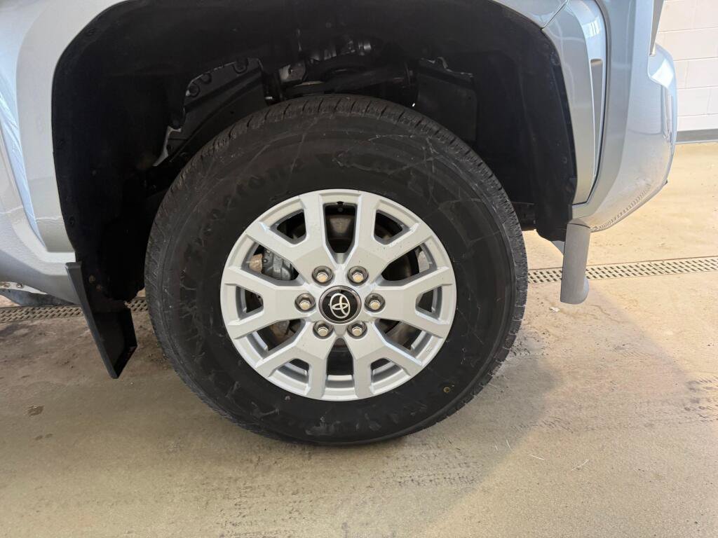 Certified 2024 Toyota Tacoma SR5 AWD/4WD image 9