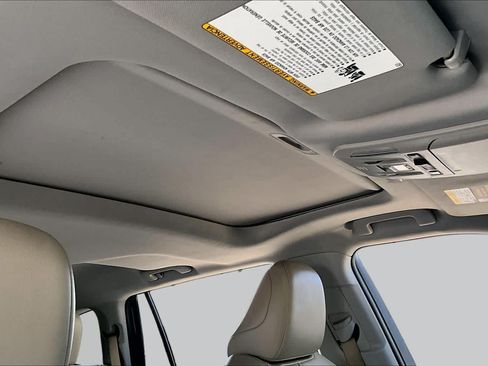 Used 2021 Toyota Highlander XLE FWD image 13