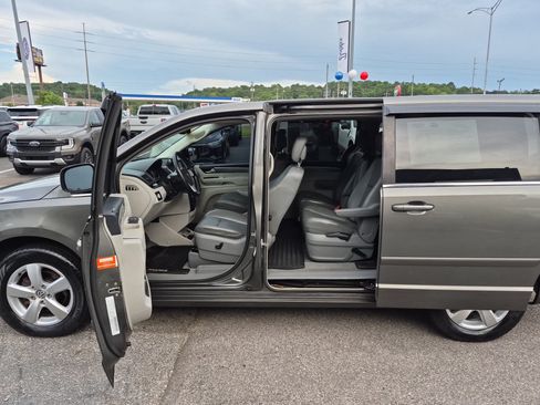 Used 2010 Volkswagen Routan SE FWD image 13