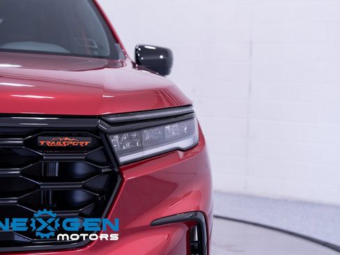 Used 2025 Honda Pilot TrailSport image 6