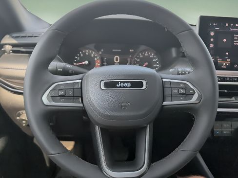 Used 2025 Jeep Compass Latitude w/ Altitude Special Edition AWD/4WD image 12