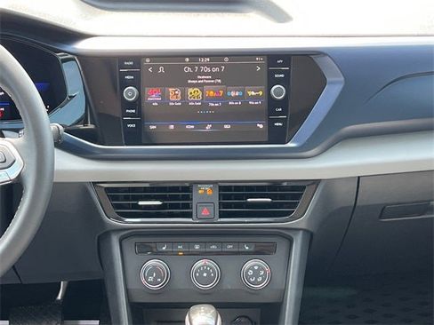 Used 2022 Volkswagen Taos SE w/ Panoramic Sunroof Package image 14