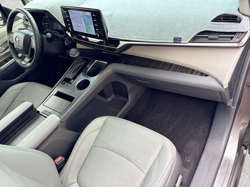 Certified 2024 Toyota Sienna Limited AWD/4WD image 17