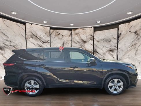 Used 2022 Toyota Highlander L AWD/4WD image 4