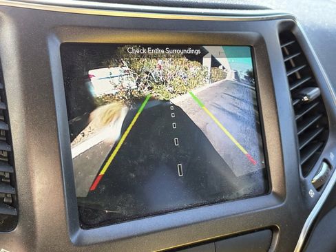 Used 2019 Jeep Cherokee Trailhawk image 14