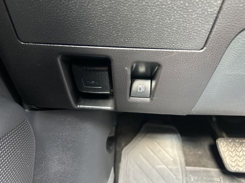 Used 2023 Toyota Highlander LE image 19