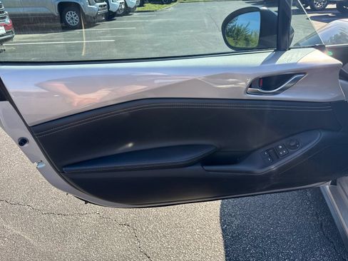 Used 2023 MAZDA MX-5 Miata Club w/ Weather Package RWD image 11