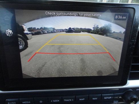 Used 2023 Hyundai Venue Limited FWD image 9