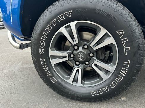 Used 2017 Toyota Tacoma TRD Sport AWD/4WD image 11