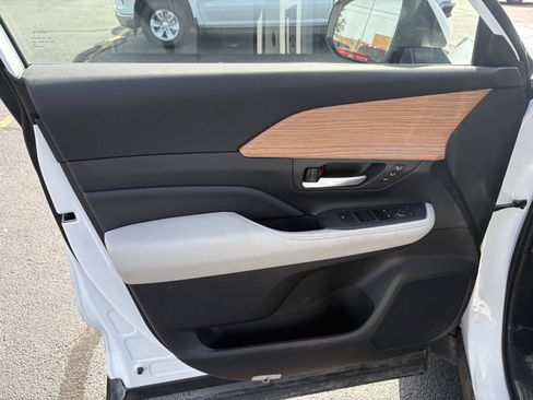 Used 2025 Toyota Grand Highlander FWD image 3