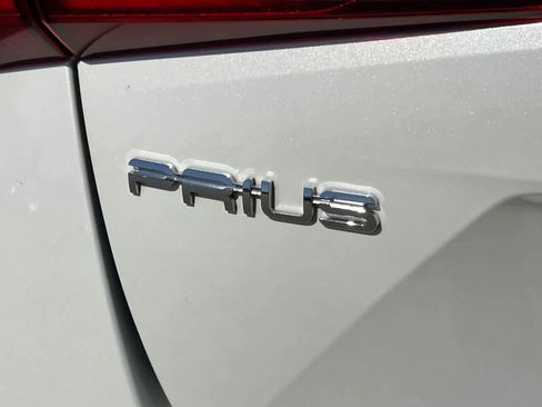 Used 2019 Toyota Prius LE w/ Carpet Mat Package image 21