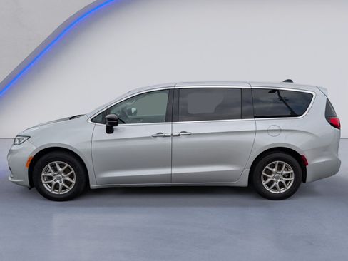 Used 2024 Chrysler Pacifica Touring-L FWD image 6