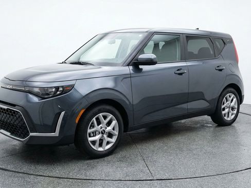 Used 2025 Kia Soul LX w/ LX Technology Package FWD image 3