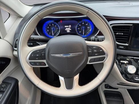 Used 2017 Chrysler Pacifica Limited w/ UConnect Theater Package image 14