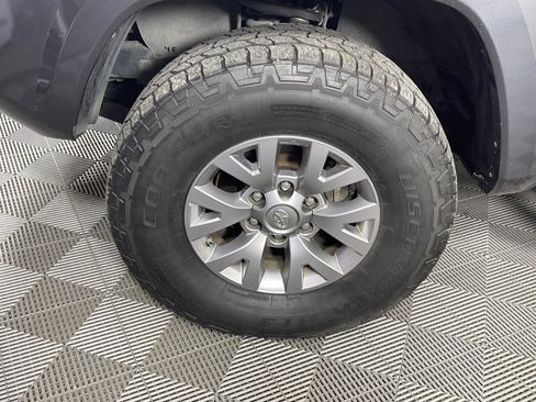 Used 2017 Toyota Tacoma SR5 w/ Tow Package AWD/4WD image 9