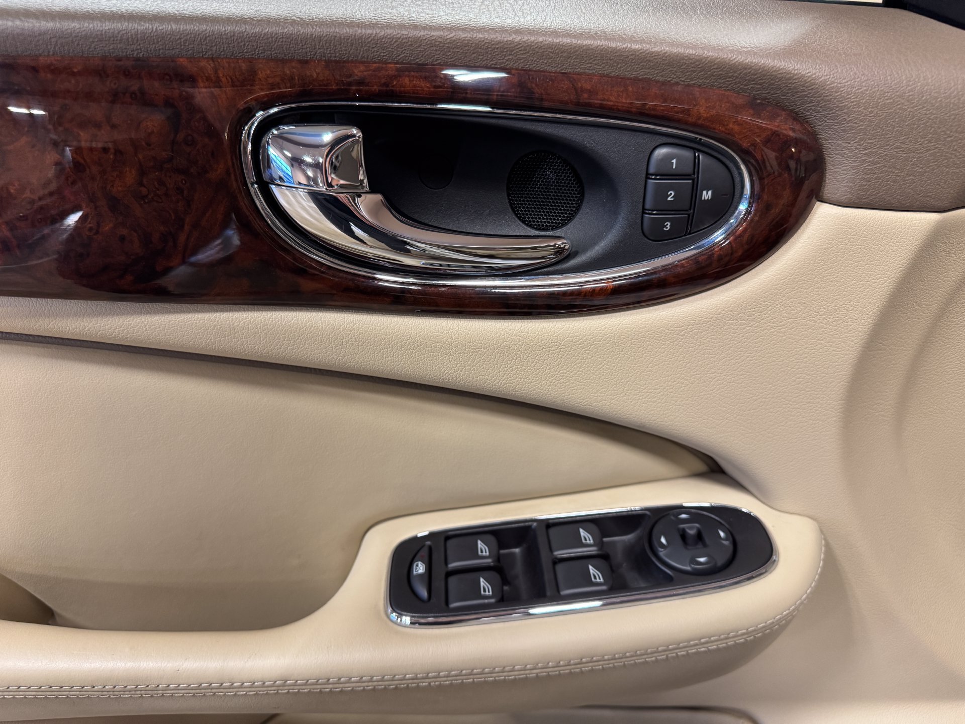 Used 2007 Jaguar XJ8 RWD image 64