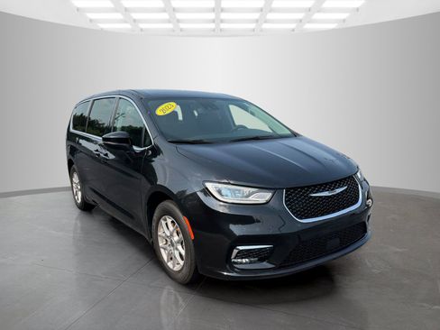 Used 2023 Chrysler Pacifica Touring-L FWD image 5