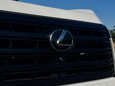Used 2025 Lexus GX 550 AWD/4WD image 12