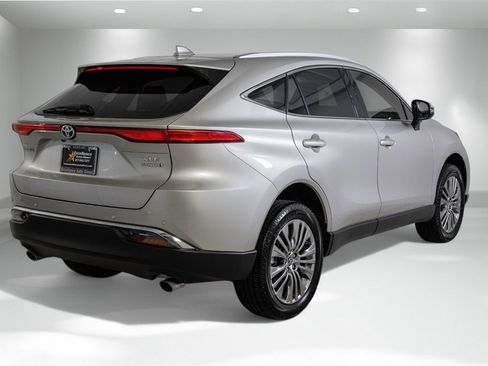 Used 2022 Toyota Venza XLE image 6