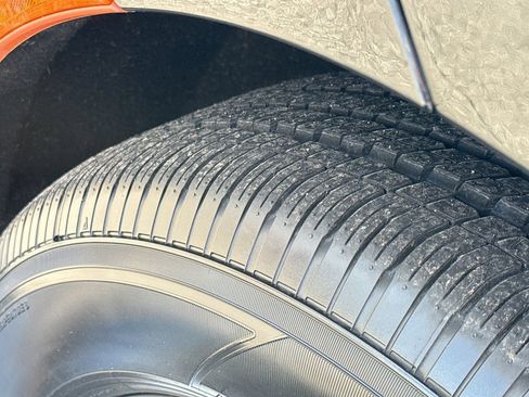 Used 2024 Chrysler Pacifica Touring-L image 9