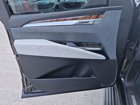 Certified 2026 Cadillac Escalade Platinum Sport w/ LPO, Floor Liner Package AWD/4WD image 18
