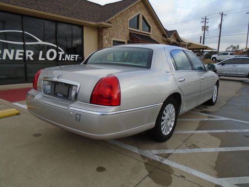 Used 2004 Lincoln Town Car Signature image 8