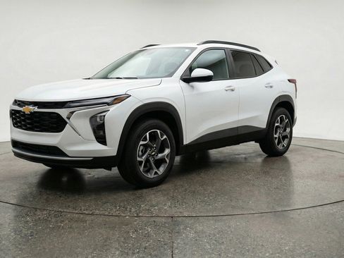 Used 2025 Chevrolet Trax LT image 3