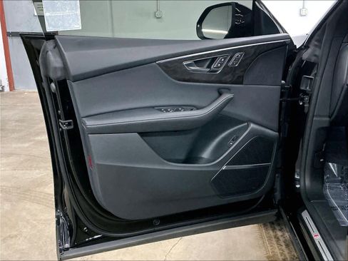 Used 2023 Audi Q8 Prestige w/ Prestige Package image 25
