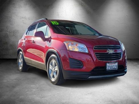 Used 2015 Chevrolet Trax LT w/ LT Sun and Sound Package FWD image 2