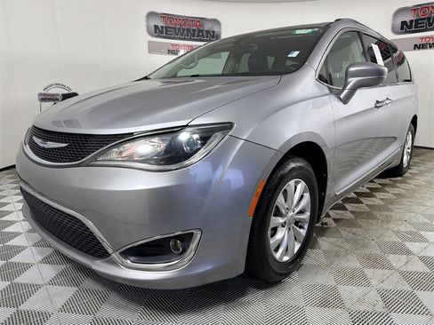 Used 2018 Chrysler Pacifica Touring-L image 7