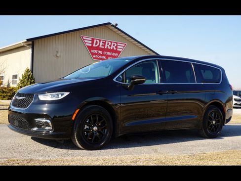 Used 2023 Chrysler Pacifica Touring-L image 1