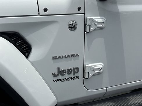 Used 2018 Jeep Wrangler Unlimited Sahara AWD/4WD image 14
