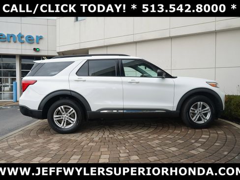 Used 2020 Ford Explorer XLT image 2