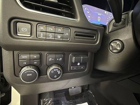 Used 2022 Chevrolet Tahoe Z71 w/ Luxury Package AWD/4WD image 19