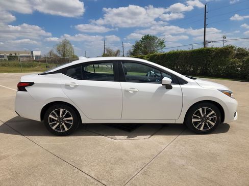 Used 2025 Nissan Versa SV image 4