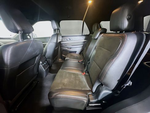 Used 2018 Ford Explorer XLT w/ Equipment Group 202A FWD image 28