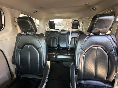 Used 2022 Chrysler Pacifica Touring-L image 16