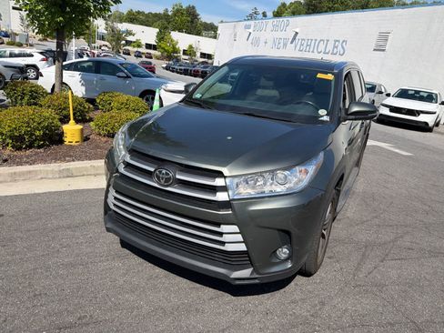 Used 2019 Toyota Highlander XLE FWD image 3