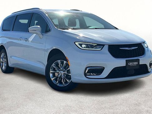 Used 2021 Chrysler Pacifica Touring-L AWD/4WD image 1